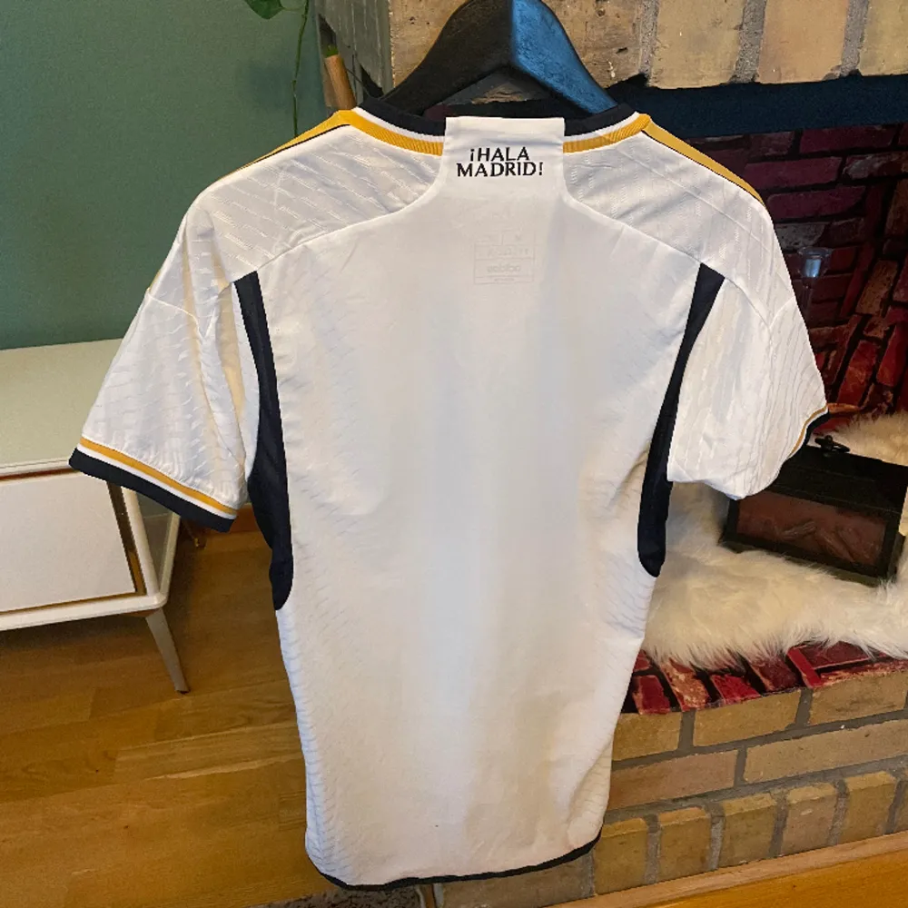 Säljer en helt ny real Madrid tröja med CL märke, nytt pris 1599kr. T-shirts.