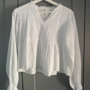 Blus, Gina Young  - Superfin blus från Gina Young som inte har kommit till användning. 💕 den är bara använd en gång så skicket är jättebra. 💓