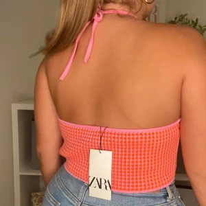 Croppad topp - Söt rosa croppad topp med knytning. Prislapp borttagen. 