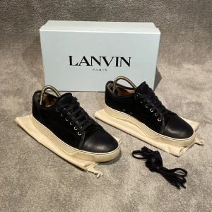 Lanvin skor  - Säljer dessa riktigt snygga lanvin skor i storlek 6 (40). Skorna är i bra skick 7/10. Köpta för 4300 säljs för 2699. Skriv vid minsta intresse. Kvitto finns.