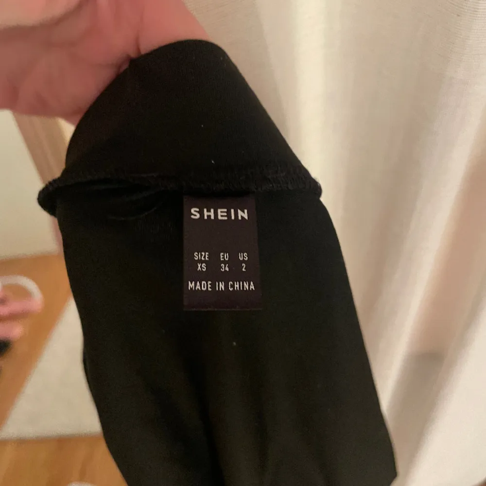 Oanvänd kjol ifrån SHEIN som jag säljer för 20kr+frakt. Har en knytning i sidan. Kjolen är i storlek Xs. Kjolar.