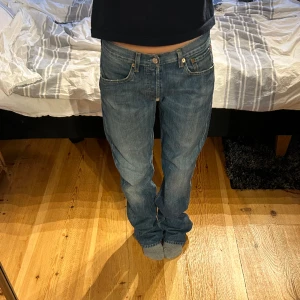 Levisjeans  - Levisjeans som är för herrar men sitter snyggt på tjejer också. Jag är 163 cm som referens😊 Hör av dig vid frågor eller fler bilder!