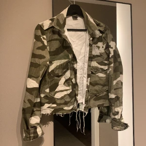 Militärjacka från ginatricot  - Tunn Militärjacka från ginatricot. Storlek 38.