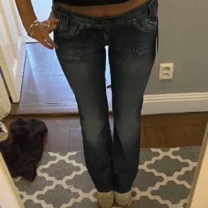 Low waist lee jeans  - Säljer dessa sjukt snygga low waist lee jeans i dunderbra skick. Pris kan diskuteras. Hör av om fler bilder önskas. ❤️❤️85 i innerbenslängd. 