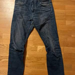 Säljer dessa mörkblåa G-Star jeans i herrstorlek W33/L32. De har använts men är i fint skick! Köpta på Carlings för runt 1300 kr