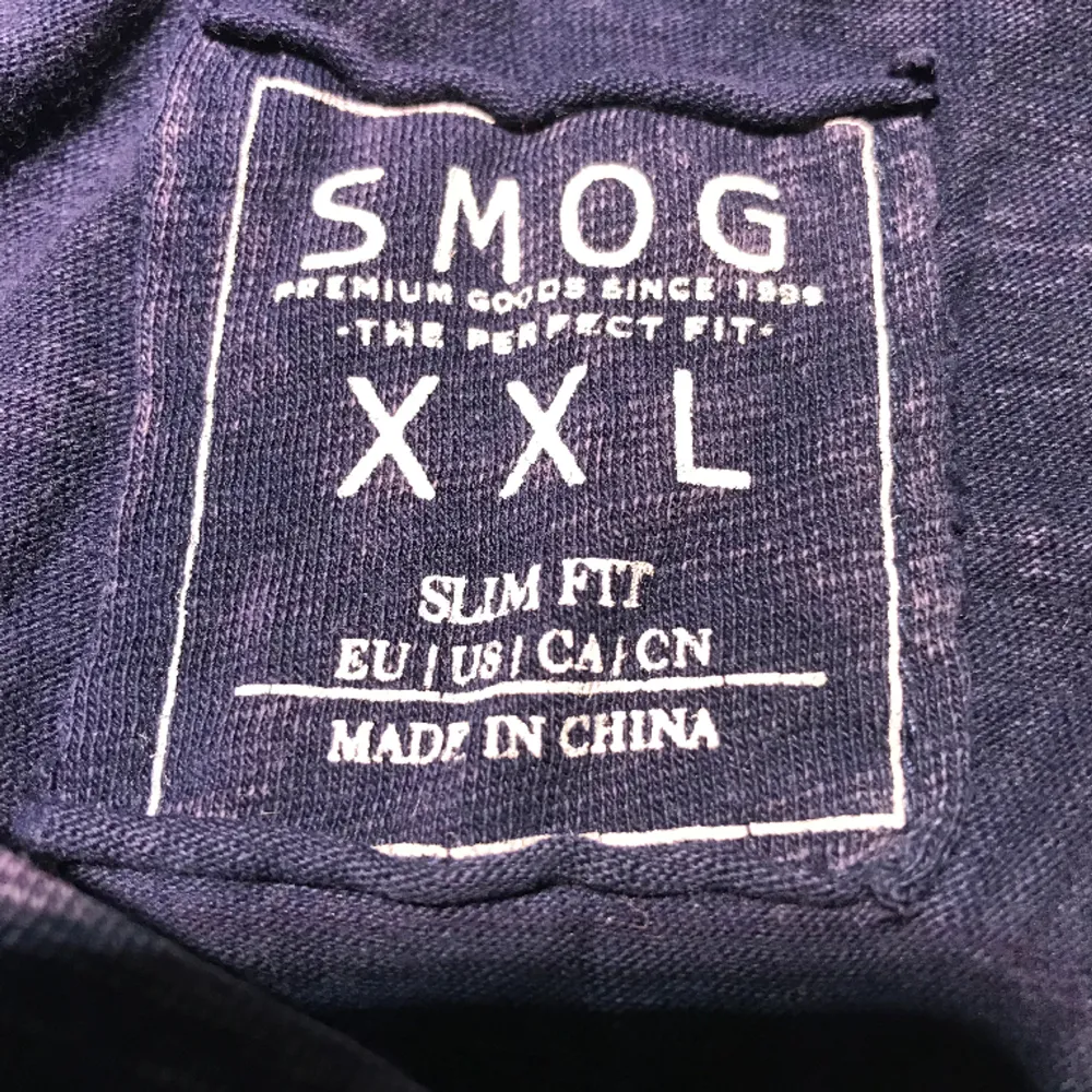 Kortärmad tröja mjuk och skön från smog. Storlek XXL. T-shirts.