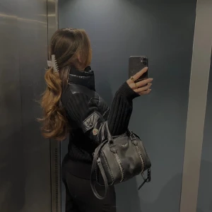 Moncler cardigan  - Nästan aldrig använd därför säljer jag den. Storlek M