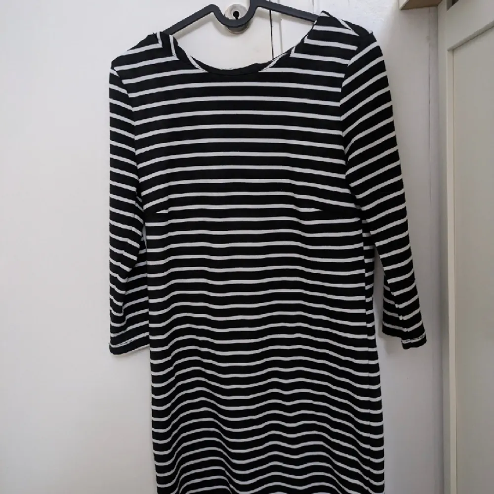 En svartvit randig klänning från Vila i storlek Xs  Pris 150kr ☺️. Klänningar.