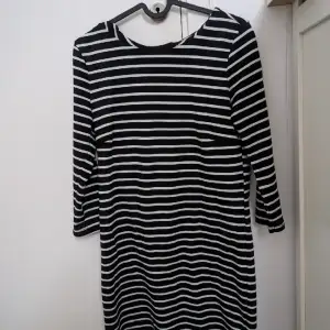 En svartvit randig klänning från Vila i storlek Xs  Pris 150kr ☺️