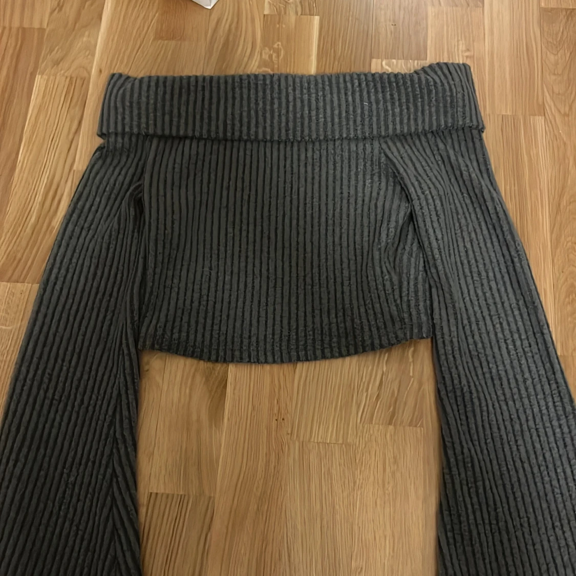 Offshoulder tröja med utsvängda armar