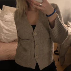 Kofta - Skit snygg kofta från Gina i nyskick. Nypris 400 Skriv för intresse!💕