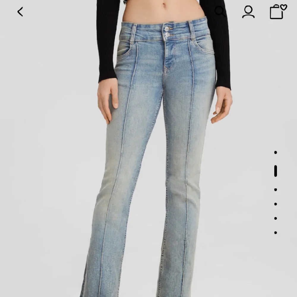 Hej! Jag säljer dessa populära bershka jeans som är lågmidjade. De är slut i alla storlekar och därför är priset 300kr +frakt Ordinarie priset är 399kr. De är svåra att få tag på. De är i storlek 32 och hellt oanvända säljer pågrund av fel storlek.. Jeans & Byxor.
