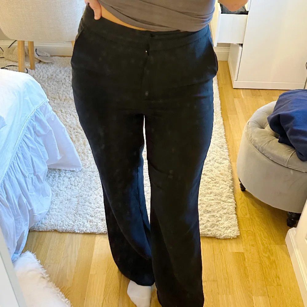 Svarta kostymbyxor som inte kommer till användning längre 🥰. Jeans & Byxor.