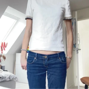 Zara t-shirt - Säljer min zara t-shirt då jag aldrig använder den längre och har kommit till användning 2-3 gånger. Den är i väldigt bra skick skulle jag säga. Fler bilder vid intresse🩷