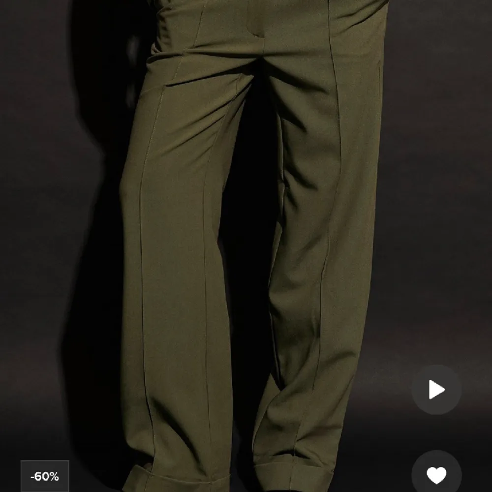 Säljer detta snygga gröna set från Hanna Schönbergs kollektion med Nakd. Byxa & tröja. Köptes förra året men inte kommit till användning så är i nyskick. Storlek 36 i båda, köptes för 750kr🫶 säljes för 450 eller bud! . Kostymer.