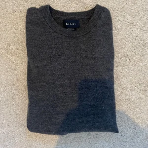 Stickad merinoull tröja.  - En stickad merinoull tröja från RILEY. Skick9/10 andvända ett fåtal gånger. St:XS. Nypris 1000 mitt pris 349. Köparen står för frakten! Hör av dig vid frågor eller funderingar.