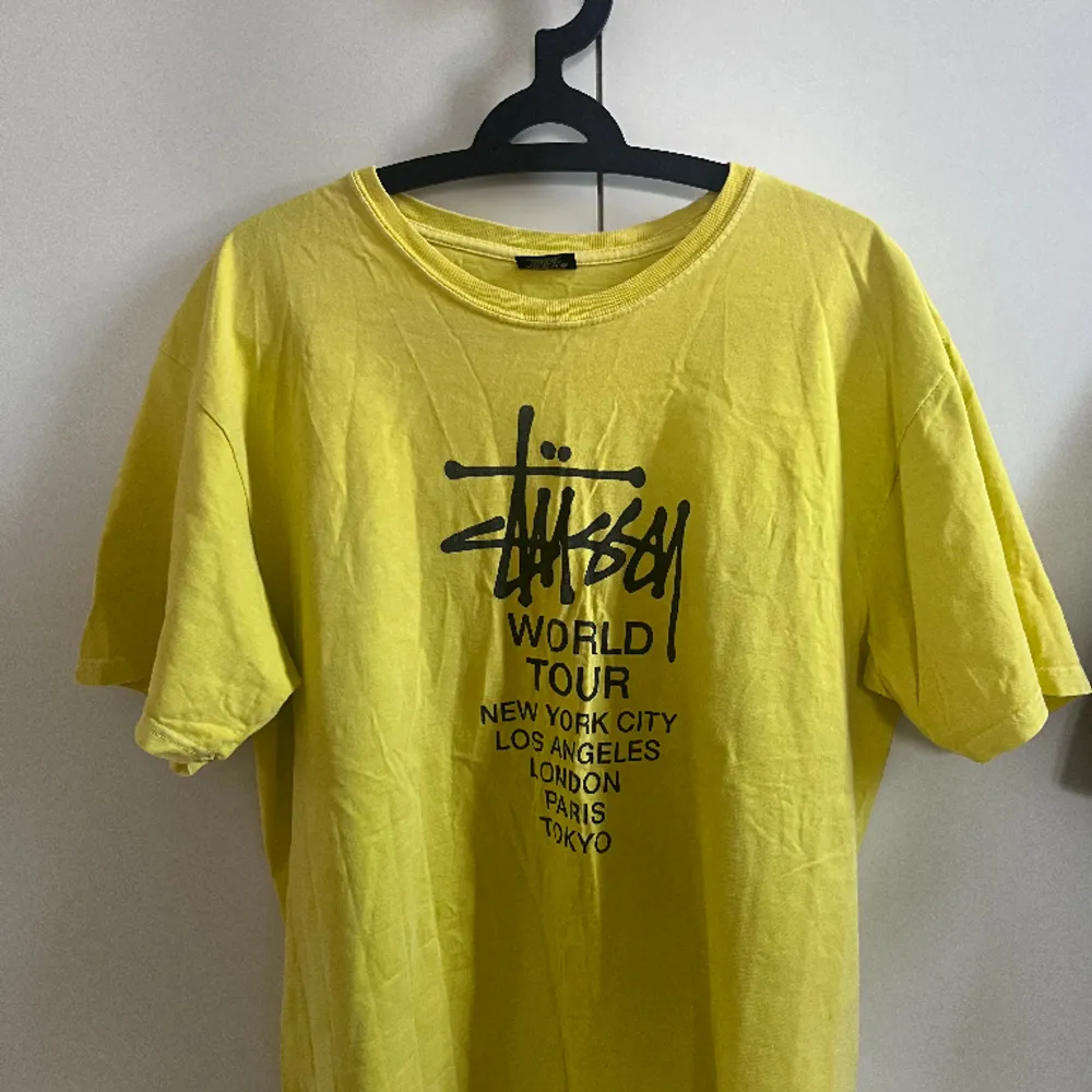 Säljer min stussy world tour T-shirt då den ej kommer till användning så ofta som jag hade velat! Använd fåtal gånger, skick så gott som ny! Vid frågor hör gärna av dig!. T-shirts.