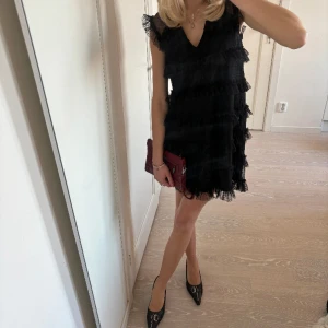 Volangklänning  - Så sjukt fin klänning med volanger som liknar klänningarna från by malina🥰 den är köpt på h&m men för typ tre år sen, använd få gånger så den är i gott skick
