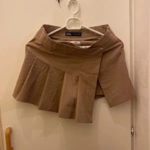 Zara Shortskjol  - Väldigt fåtal använd, ungefär 2-3 gånger bara. Ser helt ny ut 