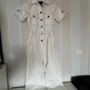 Massimo dutti jumpsuit - Superfin vit jumpsuit med mycket klassiska fina detaljer från Massimo Dutti med bruna fina knappar, aldrig använd. Strl: S men skulle säga att den passar både Xs och S. 