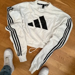 Adidas sweater  - Super skön oversize crop hoodie från adidas, använd en gång. Strl: S 