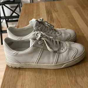 Ett par valentinos flycrew (vita) Är änvända och är ett dåligt skick 5/10 - För av er om ni har några frågar🙌