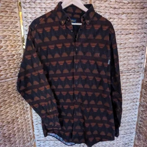 Skjorta  - Skjorta köpt i Vietnam. Det är en herrakjorta så den är ganska oversized på mig som har s/m. 