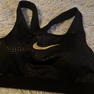 Nike sport-bh - Säljer min sport-bh med roséguld detaljer från Nike i storlek S. Det är ilägg i den för extra support. Enbart använd ett fåtal tillfällen så i väldigt bra skick. Skriv för funderingar.