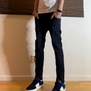 Nudie jeans - Tja säljer nu dessa feta nudie jeansen i ett väldigt bra skick. Modellen är grim tim. Nypris 1600 mitt pris 299 för att veta storlek osv, skriv till mig privat. Fraktar spårbart via postnord eller mötas upp i Stockholm 📦