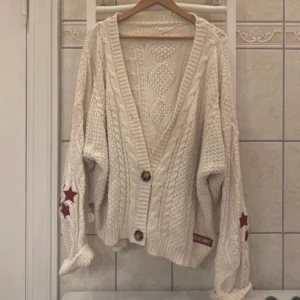 Taylor Swift Cardigan - Säljer min äkta Taylor Swift cardigan som jag nyss köpte men som tyvärr är alldeles för stor för mig. Knappen längst upp saknas men annars så är den i gott skick. 