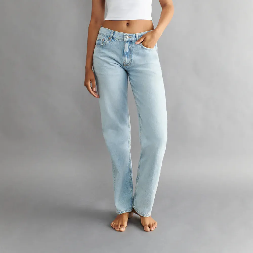 Säljer mina lågmidjade byxor från ginatricot som är slutsåld på hemsidan! Använda sparsamt så dom är i fint skick!. Jeans & Byxor.