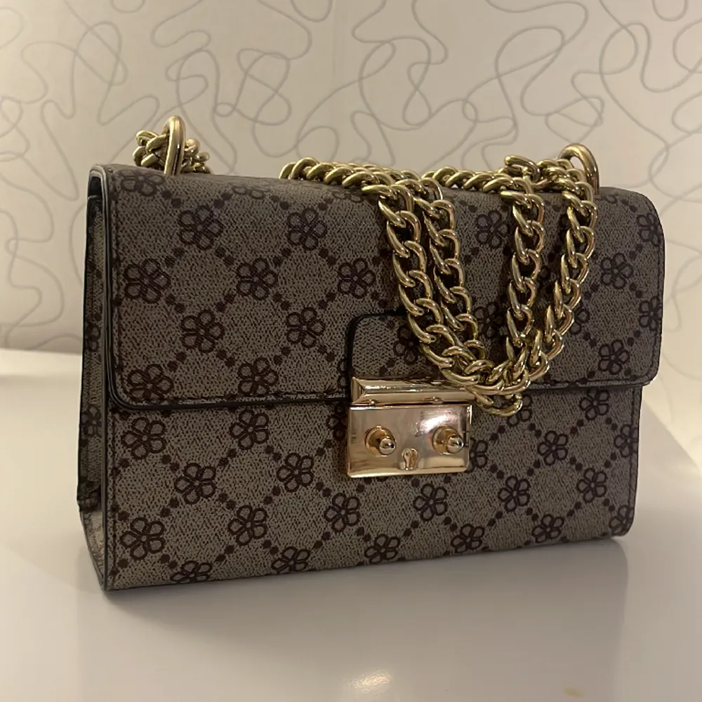En söt liten väska, okänt märke men liknar Gucci väskan. I princip i nyskick, finns inga tecken på skador. . Väskor.