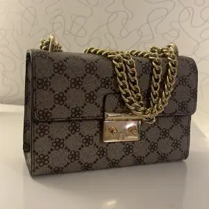 En söt liten väska, okänt märke men liknar Gucci väskan. I princip i nyskick, finns inga tecken på skador. 