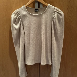 Topp - Säljer denna jätte fina tröja som inte säljs längre, sitter så fint på