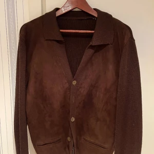 Brun Mocka Cardigan  - Tjena! Säljer nu min feta Cardigan med äkta mocka. Den är ifrån Gulins Göteborg och är av riktigt bra kvalitet! Säljer då den sitter är lite liten på mig tyvärr. Sitter som M, jag är 183