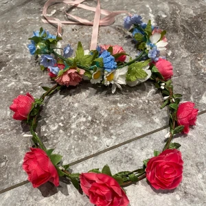 Hårdekoration - Två fina blomkransar. Perfekt för t.ex midsommar. Kika gärna på mina annonser, säljer mycket:) 