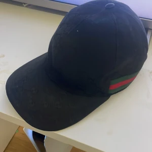 Gucci keps  - Äkta Gucci keps. Kepsen är fortfarande ny,köpte den för en månand sen . Den är stor på mig, passar inte mitt huvud,storlek M.
