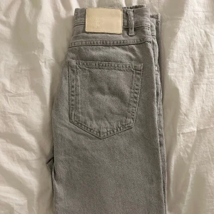 Jeans från Pull & Bear - Denna snygga jeansen är från Pull & Bear i storlek 36. Jag säljer dessa då de blivit för små. Jeansen är knappt använda!