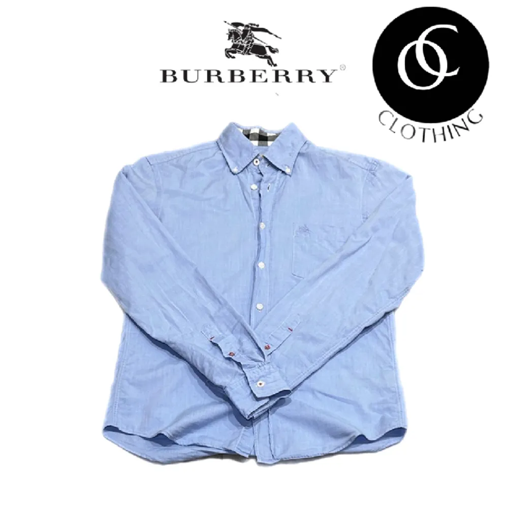 Vi säljer en skön Burberry skjorta i bra skick, 8/10. Storleken är S. Modellen på bilden är 170 cm lång. . Skjortor.