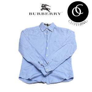 Vi säljer en skön Burberry skjorta i bra skick, 8/10. Storleken är S. Modellen på bilden är 170 cm lång. 