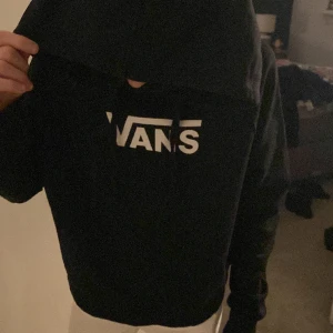 Basic Vans tröja  - Säljer min vans tröja då den inte kommer till användning jätte snygg inte använda så många gånger kanske typ 10 eller mer vet inte riktigt. Priset går att diskutera 🪩❤️