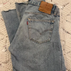 Vintage Levisjeans - Fina vintage levisjeans, orginal storlek är w33 l38 men de är avklippta och sitter lite oversized på mig som har storlek s, frakt ingår inte , köp ej direkt utan hör av dig innan💕