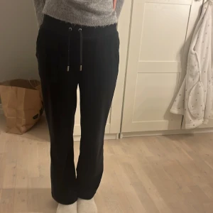 Svarta juicy couture  - Jag säljer ett par svarta juicy couture byxor i storlek XS Byxorna är avklippta och uppsydda till 65 cm långa frön skrev till benslut. Dom är lite korta på mig som är 157 cm lång.💞annars jätte fina. Skriv om ni har frågor!💞