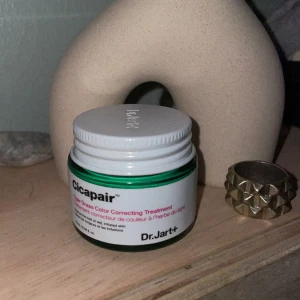 Cicapair Dr.Jart+ 💓 Color correcting Treatment ⭐️ - säljer min JÄTTE EFTERTRAKTADE dr jart kräm som blir beige efter man applicerat💓 Använd få ggr (ca 3-5), jätte bra passade bara inte mig så bra som jag hoppades tyvärr, därför säljer jag vidare☺️Hör av dig vid frågor eller funderingar!!🙌ANDRA ANNONSER