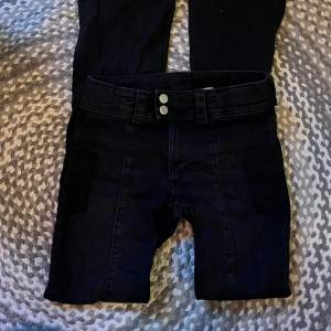 Jeans från hm barnavdelning som är helt slutsålda. Har sprättat bort fickorna som fanns på sidorna. Använda Max 3 gånger ❤️