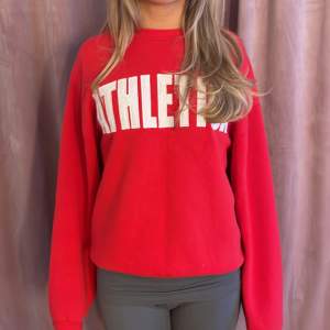 Jättefin röd sweatshirt ifrån Gina tricot. Priset kan diskuteras. Använd ett fåtal gånger. Jättesnygg till jeans eller kostymbyxor till exempel. 