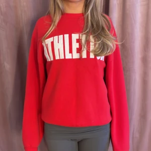 Röd sweatshirt med text - Jättefin röd sweatshirt ifrån Gina tricot. Priset kan diskuteras. Använd ett fåtal gånger. Jättesnygg till jeans eller kostymbyxor till exempel. 