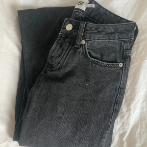 Lägmidjade jeans - Svarta lågmidjade jeans i modellen ICON från lager 157. Nypris 400kr