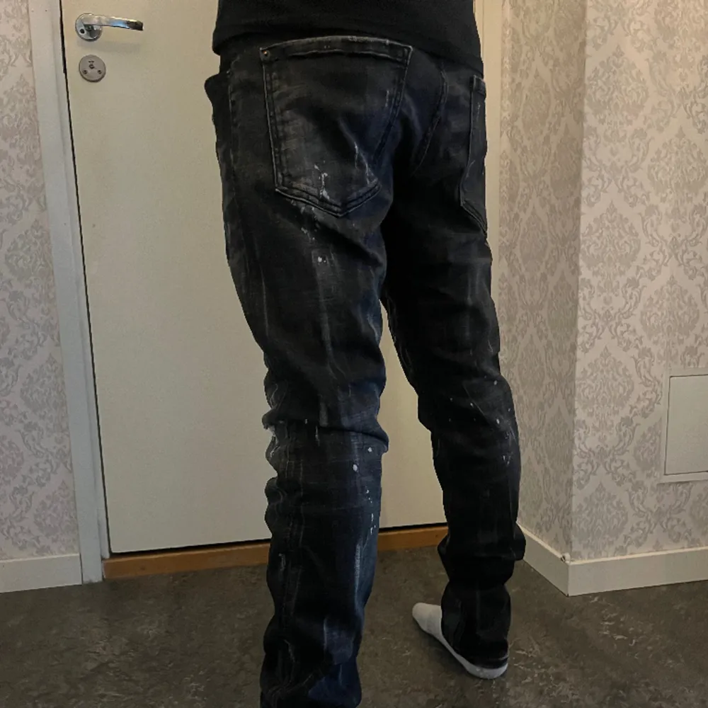 Dsquared jeans i väldigt fint skick. . Jeans & Byxor.