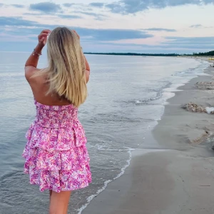 Rosa klänning  - Säljer den här otroligt vackra klänningen då den blivit för liten. Använd fåtal gånger och den är i nyskick. Den är i stl S men skulle säga mer en Xs/xxs då den är väldigt kort och liten i modellen.